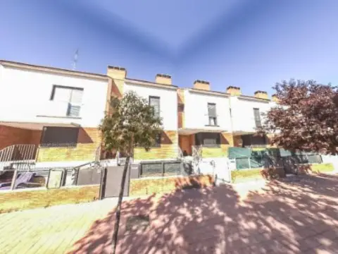 Chalet pareado en calle de los Aperos